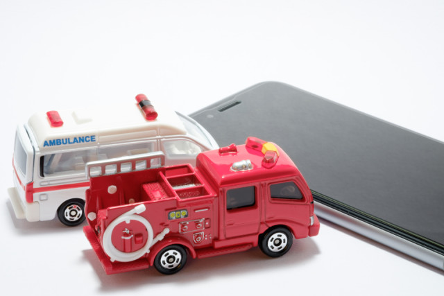 スマートフォンと救急車と消防車