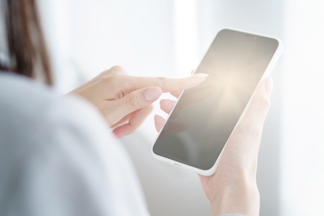 スマートフォンを手にする女性