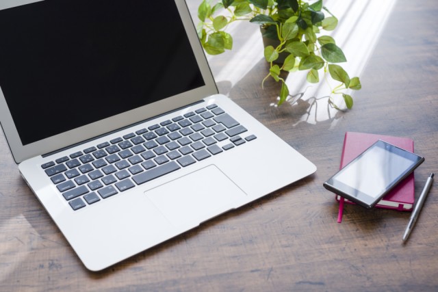 ノートPCとスマホのある机