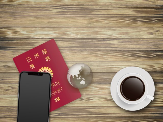 海外旅券（パスポート）とスマホとコーヒー