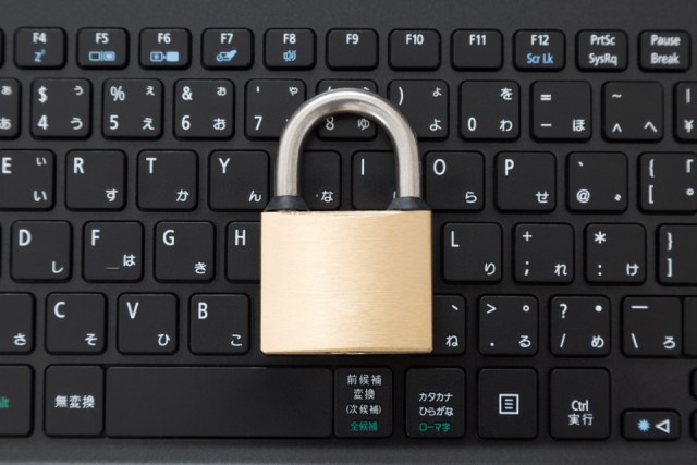 PCのキーボードと南京錠