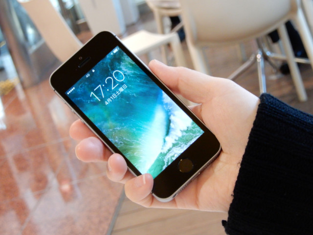 スマートフォンを持つ女性の手