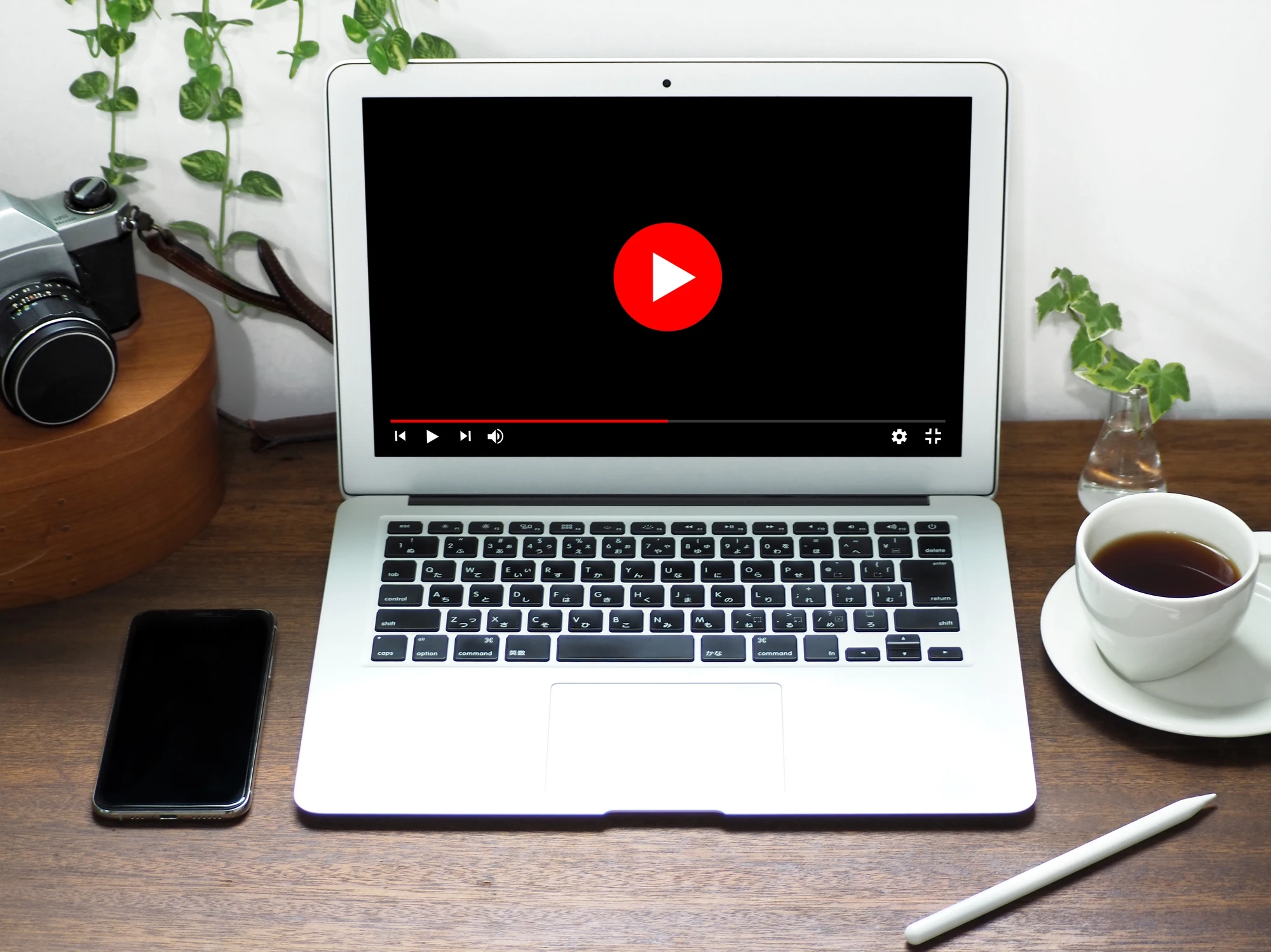 ノートPCとスマホ、カメラ、コーヒー