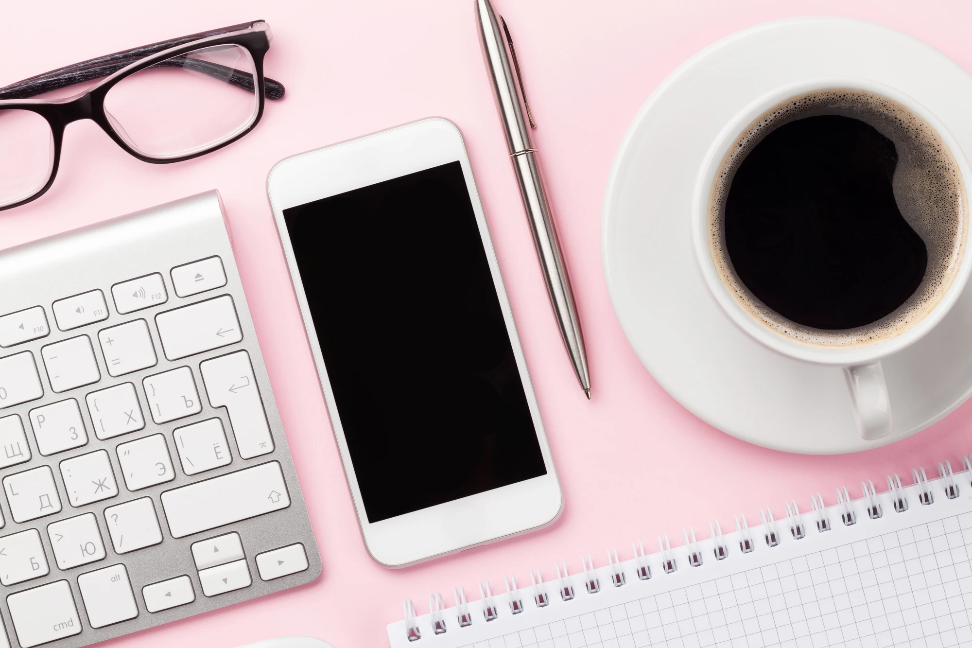 ノートPCとスマホとコーヒー