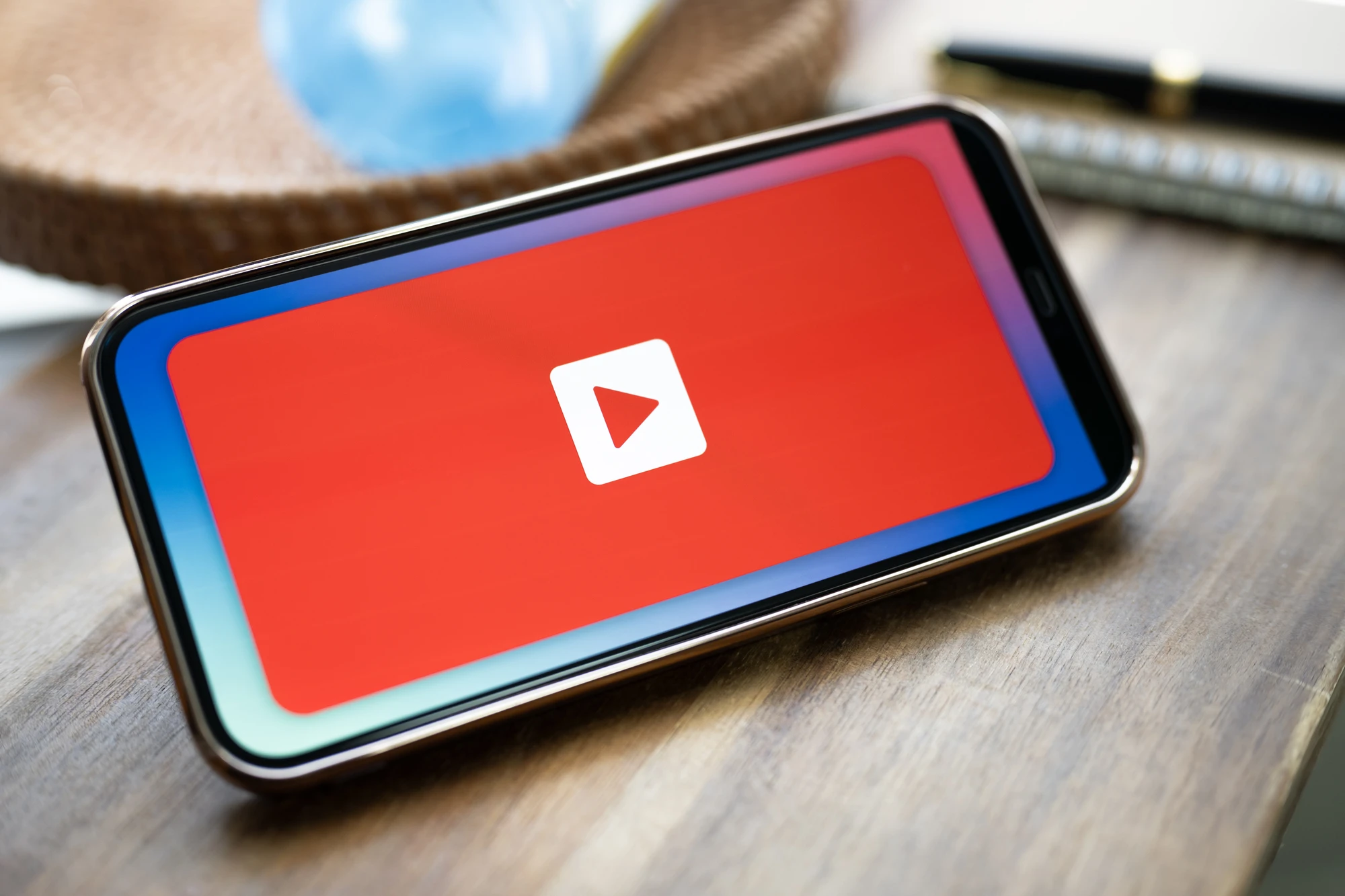 スマホで動画視聴するイメージ