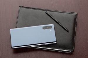 メモ帳とスマホとタッチペン