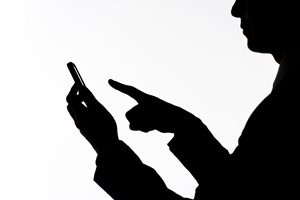 ビジネスマン スマホ シルエット