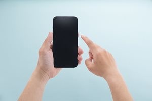 スマホを持つ男性の手元