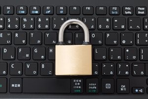 PCのキーボードと南京錠