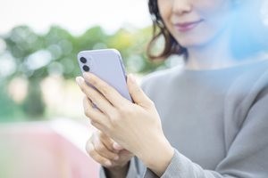 女性 屋外 スマホ スマートフォン