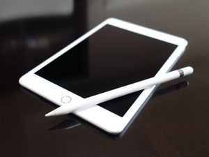 タブレットとスタイラスペンでイラスト制作