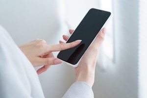 スマートフォンを手にする女性