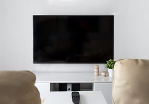 リビングルームにある壁掛けテレビ