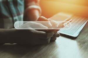 スマホを使って検索する男性