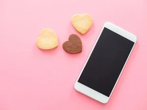 スマートフォンとハートの形のクッキー