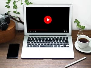 ノートPCとスマホ、カメラ、コーヒー