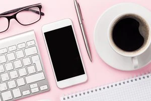 ノートPCとスマホとコーヒー