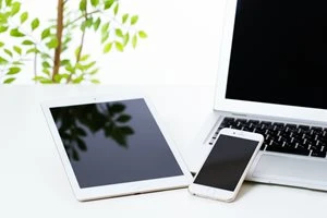 タブレット、スマホ、ノートPCと観葉植物