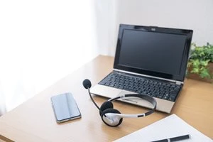 スマホ、ノートPC、ヘッドセット、テレワークイメージ