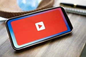 スマホで動画視聴するイメージ