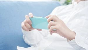 男性 スマホ リビング