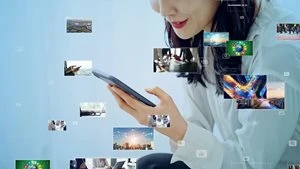 スマホで動画を見る女性