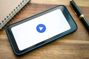 スマホで視聴する配信動画