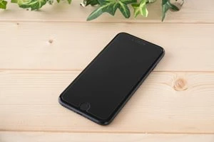 ウッドボードに置かれたスマホ